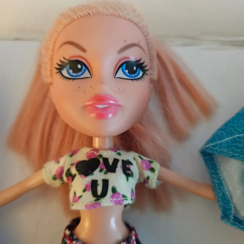 Bratz‎ Doll Lot of 4 Pink Brown Hair with Extra Shoes and Accessories